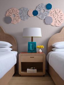 斯图尔特Marriott Hutchinson Island Beach Resort, Golf & Marina的一间卧室配有两张床和一张带台灯的桌子