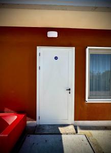 托莱港阿尔博尔格意大利酒店的窗户房间里一扇白色的门
