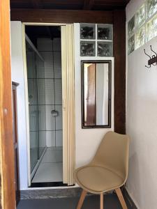 帕拉蒂Pousada Sambaki的一间带椅子和淋浴的浴室