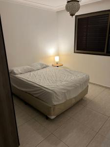 圣保罗Twin144的一间卧室配有一张床,上面有灯