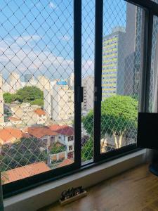 圣保罗Felicitatem Apartments Higienópolis - Apartamento Compartilhado的从窗户可欣赏到城市美景