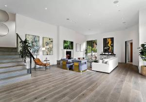 洛杉矶Stunning 5 Bedroom villa In LA的客厅配有家具和楼梯。