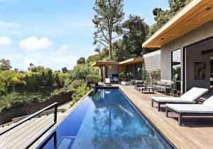 洛杉矶Stunning 5 Bedroom villa In LA的一座房子后院的游泳池
