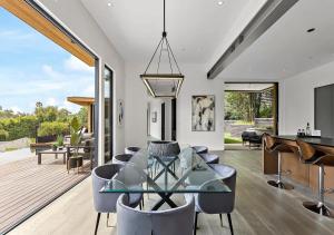 洛杉矶Stunning 5 Bedroom villa In LA的客厅配有玻璃桌和椅子