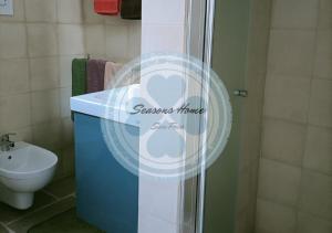新福卡Seasons Home San Foca的带淋浴、水槽和卫生间的浴室
