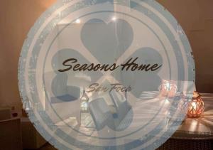 新福卡Seasons Home San Foca的一个带椅子的房间的玻璃窗