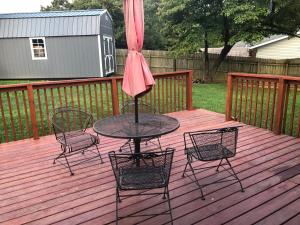 诺克斯维尔Cozy&Quiet*Fenced backyard* 17 Mins UT MktSquare的露台设有桌椅