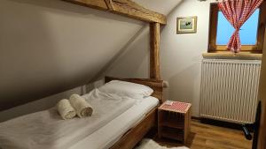 MislinjaGrunt Sonek的一间卧室配有一张床,上面有两条毛巾