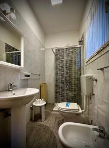 托莱港阿尔博尔格意大利酒店的一间带水槽和卫生间的浴室以及窗户。
