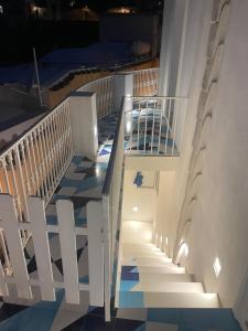 波西塔诺La Pigolina Blue的建筑中的一个楼梯,有蓝色和白色的瓷砖