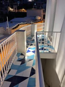 波西塔诺La Pigolina Blue的阳台铺有蓝色和白色的瓷砖地板。