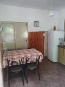 拉法尔达Encantadora Casa con parque的厨房配有桌椅和冰箱。