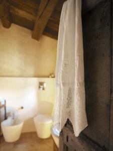 圣斯特凡诺·迪塞斯西克斯坦堤欧艾尔伯格迪富索酒店的浴室墙上挂着白色毛巾