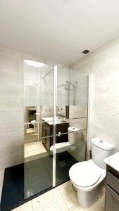 维拉Caroline del Mar - Nudist Naturist的浴室配有卫生间、淋浴和盥洗盆。