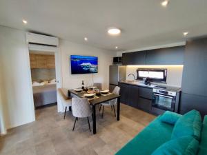 木洛希尼Luxury Mobile Home Kasthouse Oleander的厨房以及带桌子和沙发的客厅。