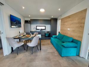 木洛希尼Luxury Mobile Home Kasthouse Oleander的客厅配有蓝色的沙发和桌子