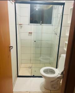乌贝兰迪亚Apartamento ACOMODA 5 PESSOAS próximo ao Uberlândia Shopping的一间带卫生间和玻璃淋浴间的浴室