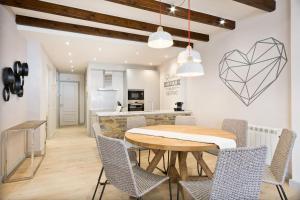 巴奎伊拉-贝莱特Luderna - Apartamento con terraza Bonaigua B1 Joanchiquet的厨房以及带桌椅的用餐室。