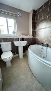 奥本Tobar Oisinn的带浴缸、卫生间和盥洗盆的浴室