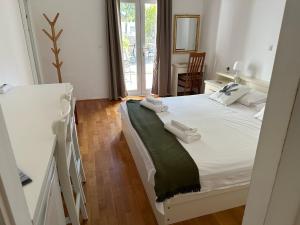 赫瓦尔Villa Hosta Apartments的一间卧室配有一张床,上面有两条毛巾