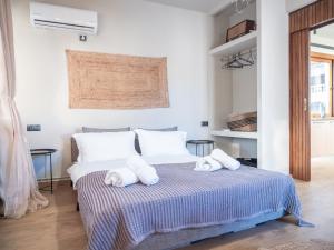 波罗斯Seaview Apartment - Poros Relaxing Beachfront Flat的一间卧室配有带毛巾的床