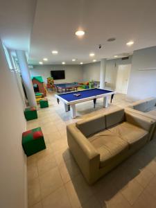 卡里罗Destinar Apart的客厅配有沙发和乒乓球桌