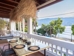 波罗斯Seaview Apartment - Poros Relaxing Beachfront Flat的水景阳台桌子