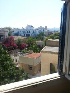 爱琴娜岛Hotel Avra的从窗户可欣赏到城市美景
