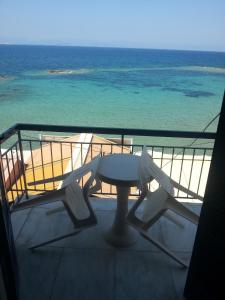 爱琴娜岛Hotel Avra的从船上的阳台可欣赏到海滩美景