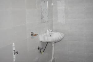 Jyoti GaonMANAS RAY HOMESTAY的白色的浴室设有水槽和淋浴。
