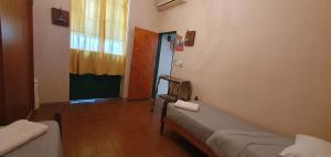 拉里奥哈Nuestro Quincho的一间医院间,设有两张床和窗户