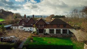 HenfieldTottington Manor Hotel的绿色草坪房屋的空中景致