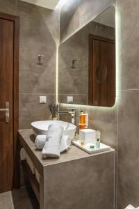 RívaSamos Tropic Apartments的一间带水槽和镜子的浴室
