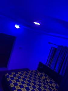 Classic suites chillout的蓝色的客房设有一张蓝色天花板的床。