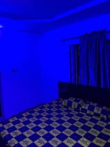 Classic suites chillout的蓝色的房间,在蓝色的灯光下,配有一张床