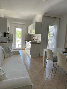 赫瓦尔Villa Hosta Apartments的客厅以及带沙发和桌子的厨房。