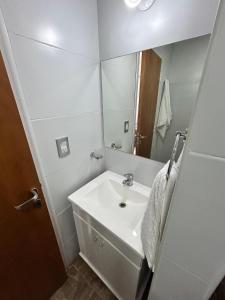 圣洛伦索Plaza Km 325的白色的浴室设有水槽和镜子