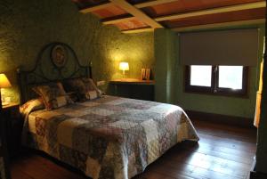 科尔努德利亚Masia El Riscle - Moli Del Pont的一间卧室配有床,另一间卧室设有2扇窗户。