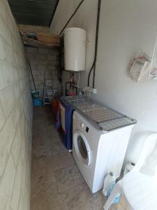贝赫尔-德拉弗龙特拉Pueblos blancos的小房间里的洗衣机和烘干机