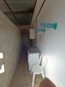 贝赫尔-德拉弗龙特拉Pueblos blancos的一间设有白色椅子和柜台的房间