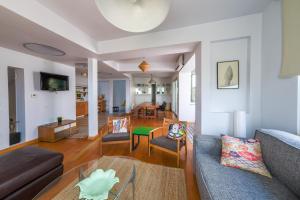 伊斯坦布尔Maison Détroit : Iconic 3Br Triplex w/ GREAT Views的客厅配有沙发和桌子