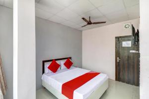 法里达巴德OYO Siya Residency的一间卧室配有一张床和吊扇