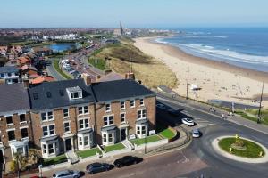 泰恩茅斯Longsands Beach, Apartment 1, Tynemouth.的享有海滩和大楼的空中景致