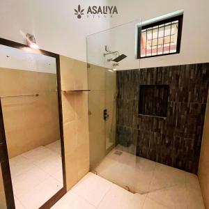 AswalapitiyaAsaliya Villa的浴室里设有玻璃门淋浴