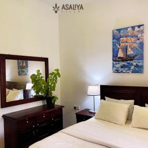 AswalapitiyaAsaliya Villa的一间卧室配有一张床和镜子