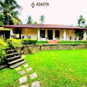 AswalapitiyaAsaliya Villa的前面有绿色草坪的房子