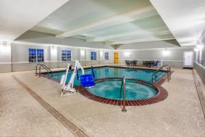 Mount Pleasant芒特普莱森特拉金塔旅馆及套房的大楼内的大型室内游泳池