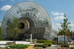 俄克拉何马城Summer Refresh-modern Comfort Near Downtown 40-4的一座带玻璃圆顶的大型建筑