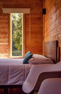 巴拉斯港Tiny House con opción de tina temperada的一间卧室设有一张床和一个窗口