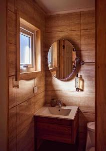 巴拉斯港Tiny House con opción de tina temperada的一间带水槽和镜子的浴室